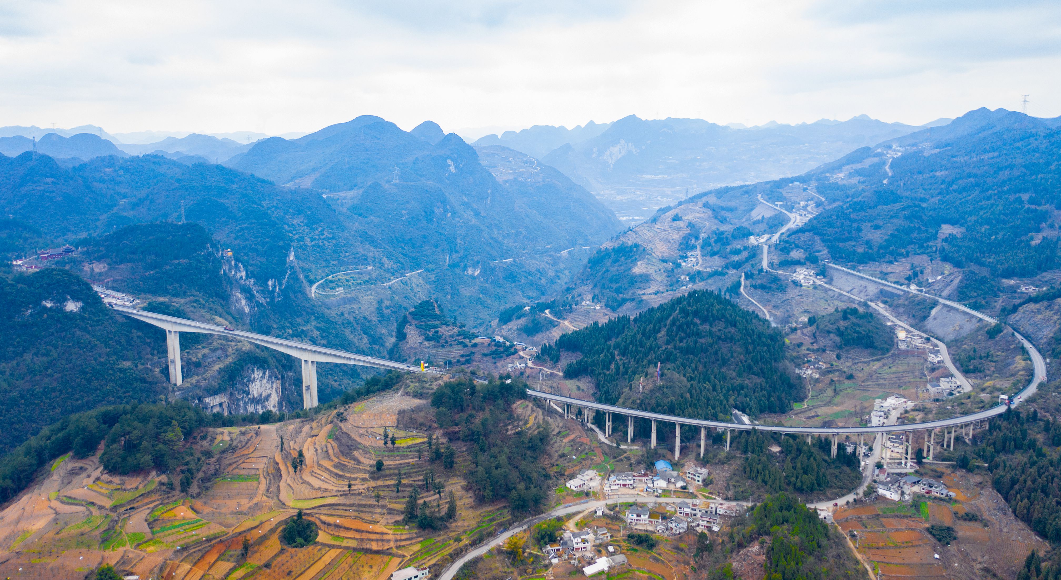 DJI_0813---貴陽至畢節(jié)高等級公路六廣河大橋。貴州日報(bào)天眼新聞記者  聞雙攝.JPG