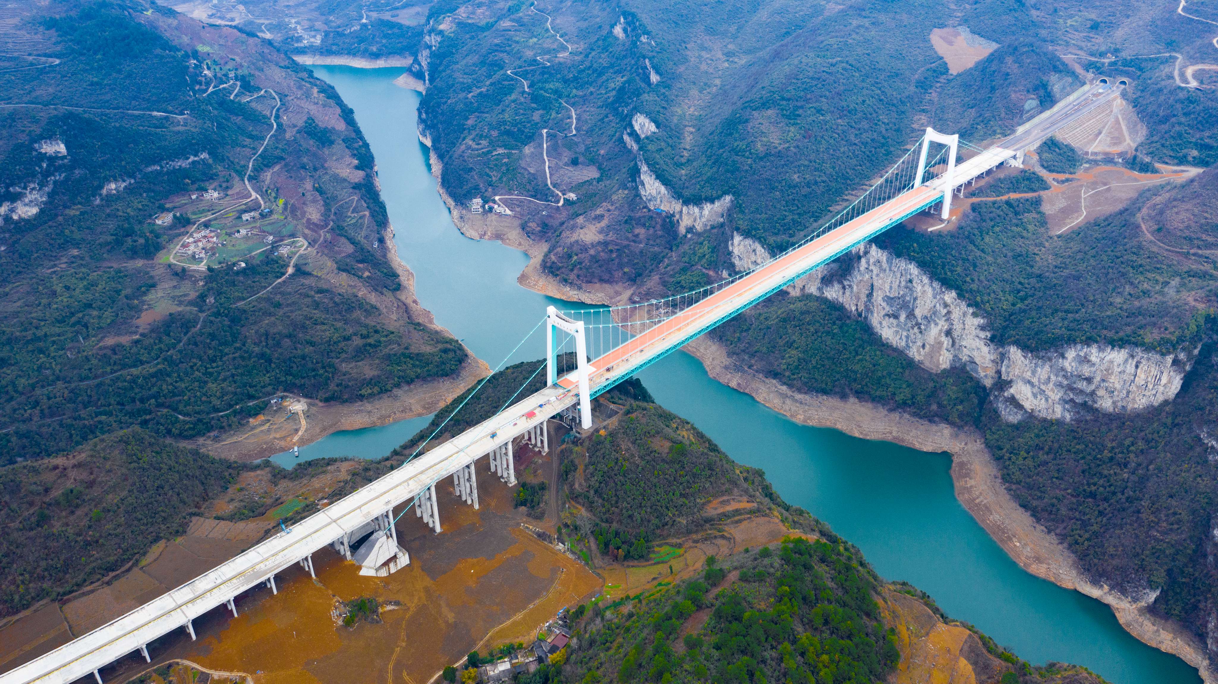 DJI_0765---貴（陽）經(jīng)金（沙）至古（藺）高速公路金烽烏江大橋。貴州日報天眼新聞記者  聞雙攝.JPG