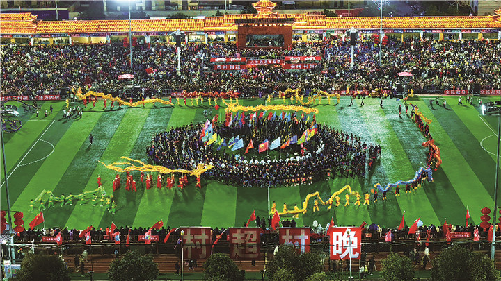 703514-2月3日，民族團(tuán)結(jié)舞《多耶》節(jié)目正在“村超村晚”文藝晚會上演出（無人機(jī)圖片）。.jpg