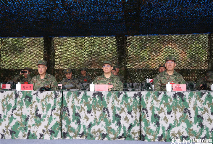 （審定）DPCL8664-2 - ----2024年7月31日，省委書記、省人大常委會(huì)主任、省軍區(qū)黨委第一書記徐麟，省委副書記、省長(zhǎng)、省國(guó)防動(dòng)員委員會(huì)主任李炳軍，省政協(xié)主席趙永清，省委副書記、省委政法委書記時(shí)光輝等集體參加“八一”軍事日活動(dòng)。圖為省黨政軍領(lǐng)導(dǎo)觀摩應(yīng)急救援、對(duì)抗射擊等活動(dòng)。貴州日?qǐng)?bào)天眼新聞?dòng)浾?杜朋城 攝影.jpg