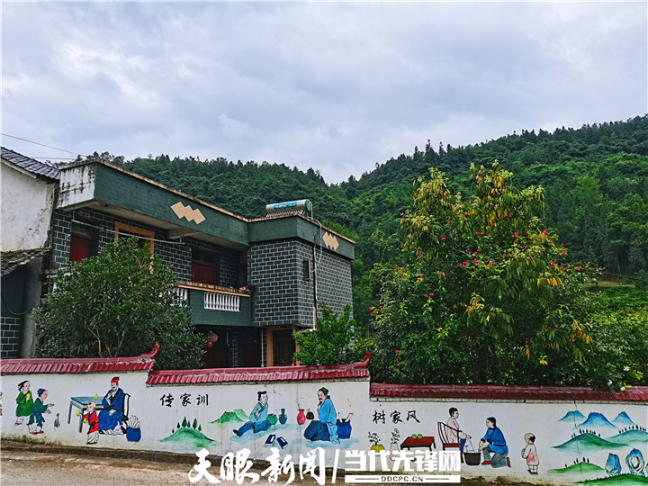 6.凱本鎮(zhèn)平牙村文明家風(fēng)墻畫 。（凱本鎮(zhèn)人民政府供圖）.jpg