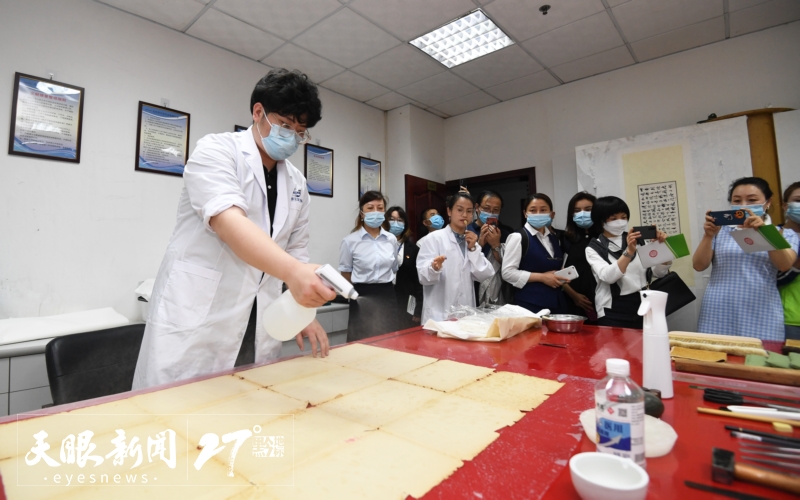 6月7日，市民在貴州省檔案館觀看檔案修復師修復破損檔案。_a.jpg